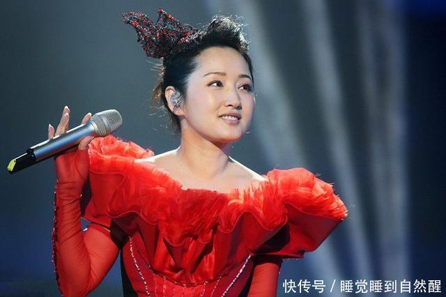 厉害了杨钰莹！撞衫关晓彤一点都没输，明明大27岁看着更像姐姐