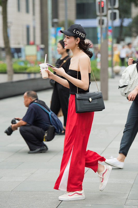 街拍路人，只要穿搭简约时尚，不戴墨镜也照样潮气逼人