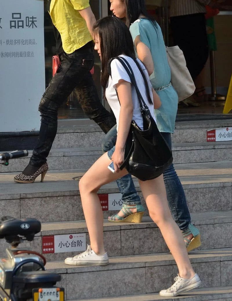 小姐姐这么吸引眼球的长腿，再配上火辣的短裤