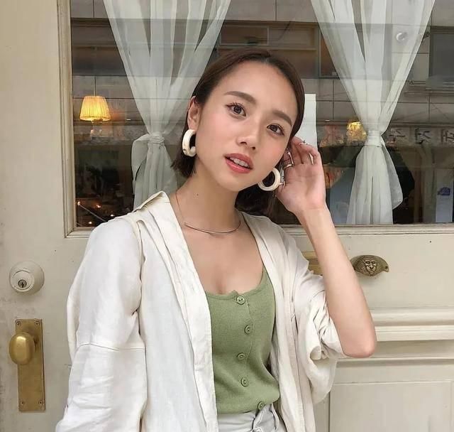 女生■黑黄皮的小个子女生相貌一般却很时尚潮流!穿衣搭配显瘦气场,填满现代感!