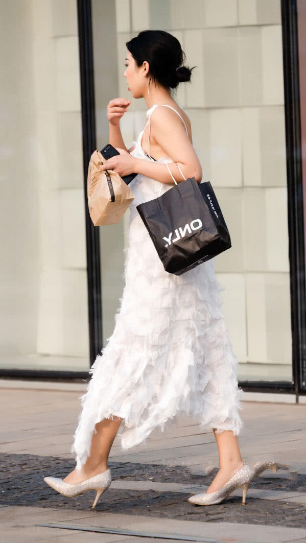 时尚小姐姐穿白色吊带连衣裙裹出曼妙的身姿，气质优雅很出众