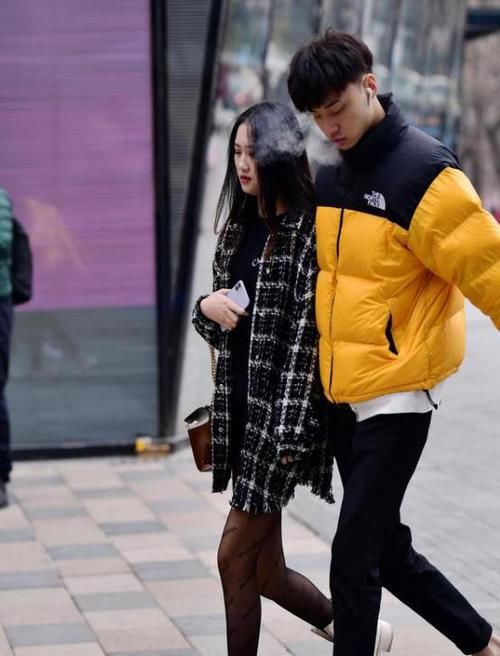 「软玉温香」街拍：软玉温香的美女，一件白色衬衫配浅绿色短裤，时尚清新气质