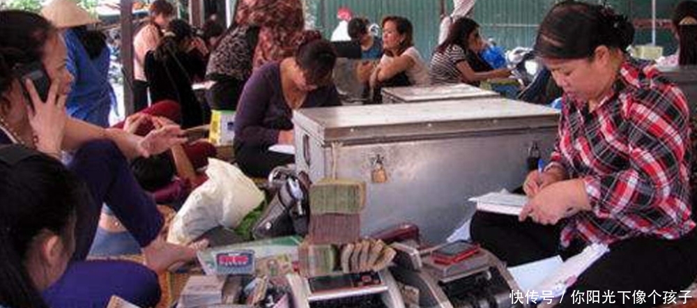 越南边境大街上,为何大捆人民币随意摆在街头?这么做有什么意义