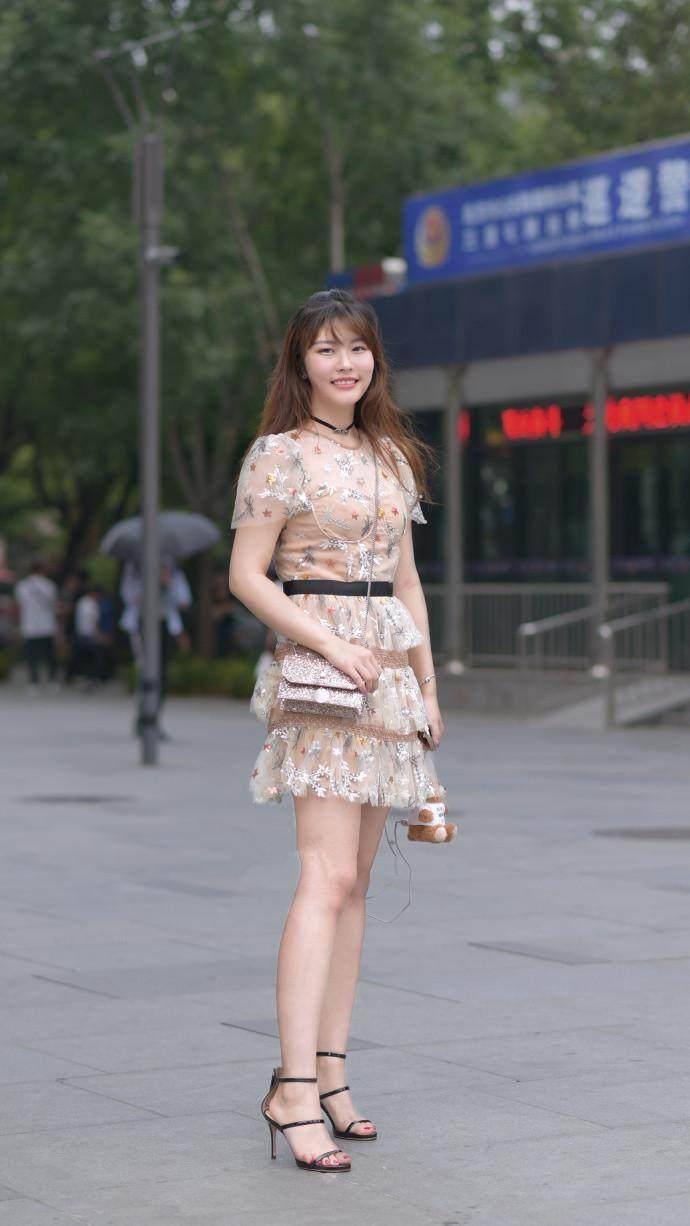 北京街拍:清纯可爱的小姐姐,白色短袖搭配牛仔短裤,美腿真漂亮