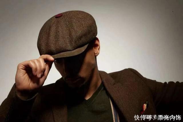  「初秋」这个造型很加分！一顶简单的Flat Cap，打造初秋型男凹造型！