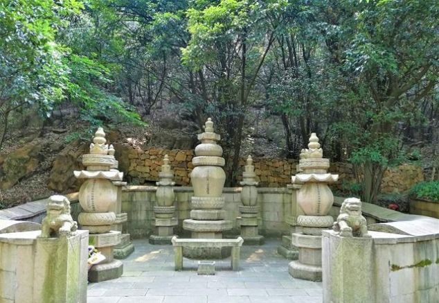 苏州这两座山，拥有一座山峰，宛如桃源仙境，三座石屋是镇山之宝