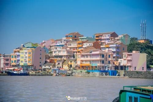 浙江台州最童话渔村，为发展旅游把房子刷成彩色，游客：拍照太美