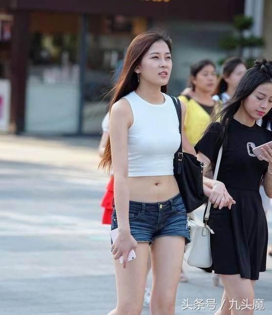 清凉一夏:街拍美女毫无虚言,个个腿长人美有看点