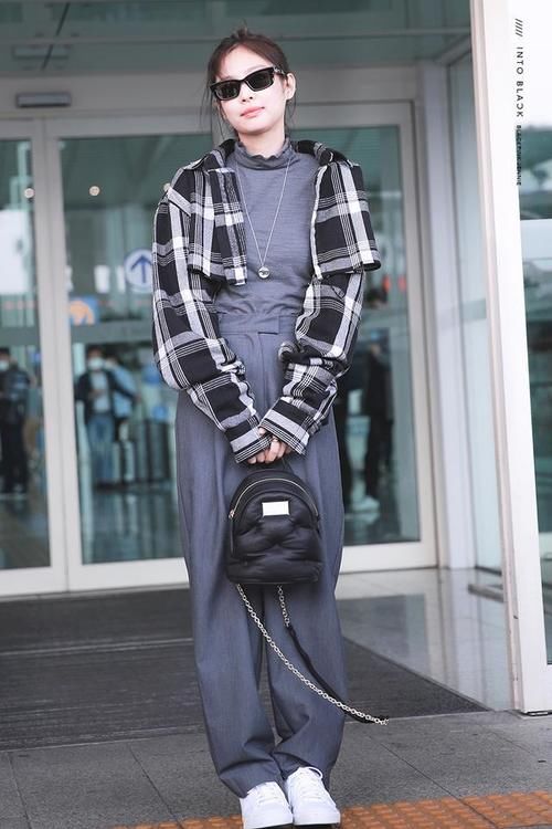  「配阔」Jennie婴儿肥太可爱，外套只有一半长，配阔腿裤太甜美