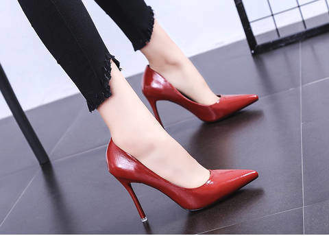 细微纹亮皮与酒杯跟结合的高跟鞋,性感又成熟
