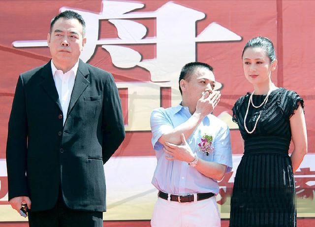  『陈红才』陈红才是最美人家富贵花，珍珠链配条纹黑裙，天然的头额骨美翻了