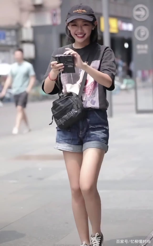  车胎：是时候告别阔腿裤了，现在火了一款“车胎裤”，年轻人都这样穿！