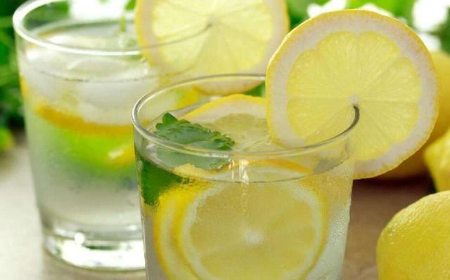 每天喝柠檬泡水，坚持几天发现，自己瘦了还美白了?