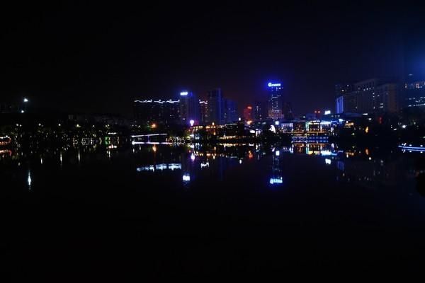  「菠萝蜜」南宁：请打量这夜色