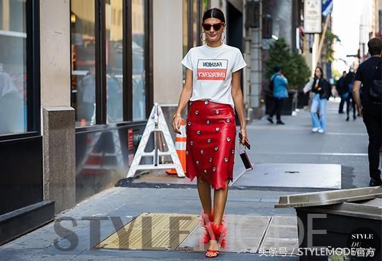 不一样的半裙配T恤，很简单却能美一整个夏天！