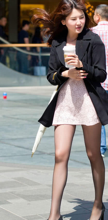 可爱萝莉风衣搭配黑丝袜，清纯之中又透出野性的味道，回头率暴增