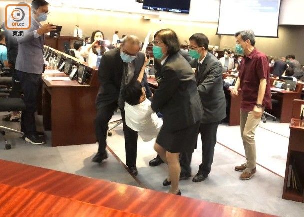  委员会|香港立法会内务委员会再爆冲突，6名反对派议员被抬离会场