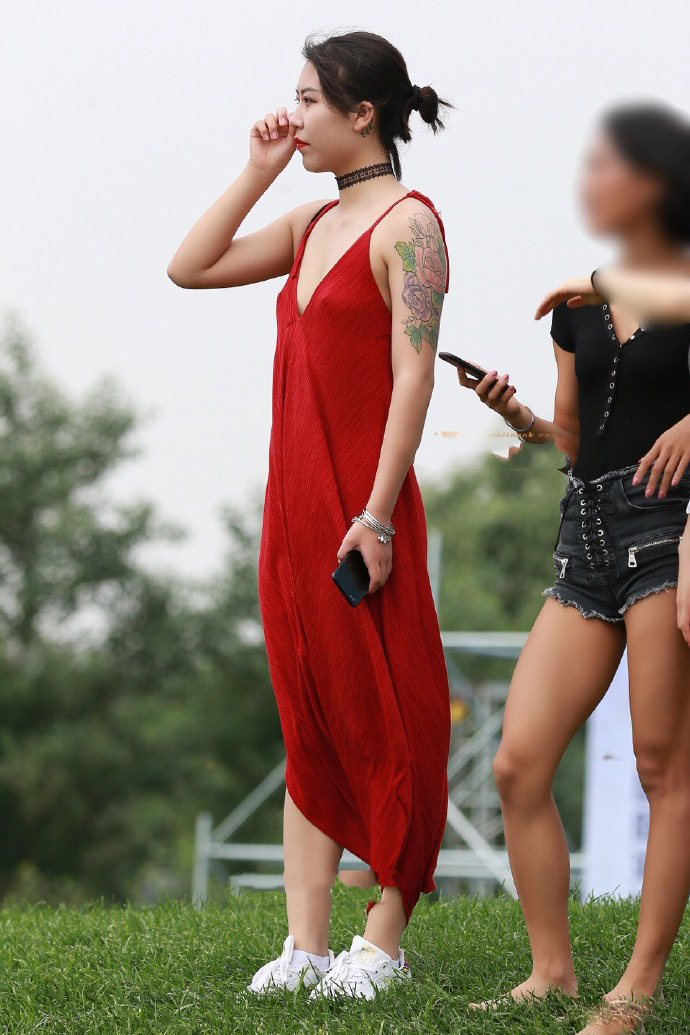 公园里白胖的小姐姐, V领吊带连衣裙穿真低, 散发出十足的女人味!