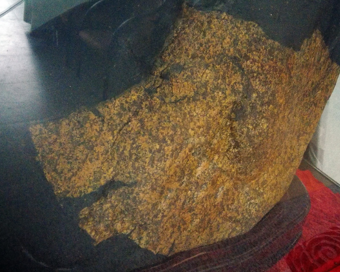 一块标价1.8亿的石头现身湖北，据说只因石头上有个金色猪头