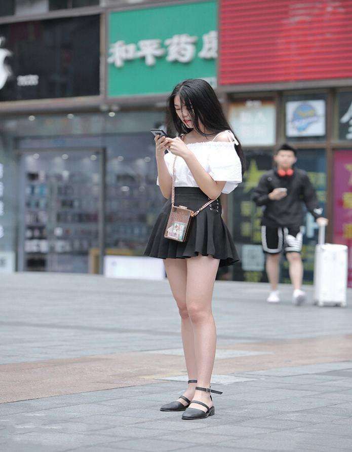 广州街拍: 紧身上衣让人看呆, 第三位小姐姐是仙女下凡!