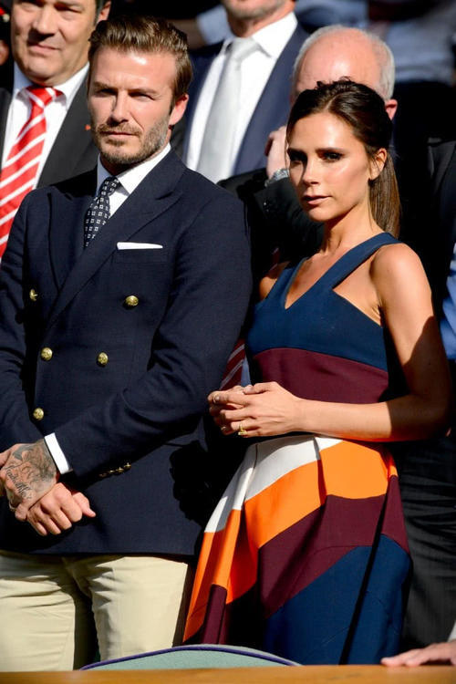 贝嫂穿礼服裙全靠勒来固定，网友：这样穿的不勒吗？难道不胸闷？