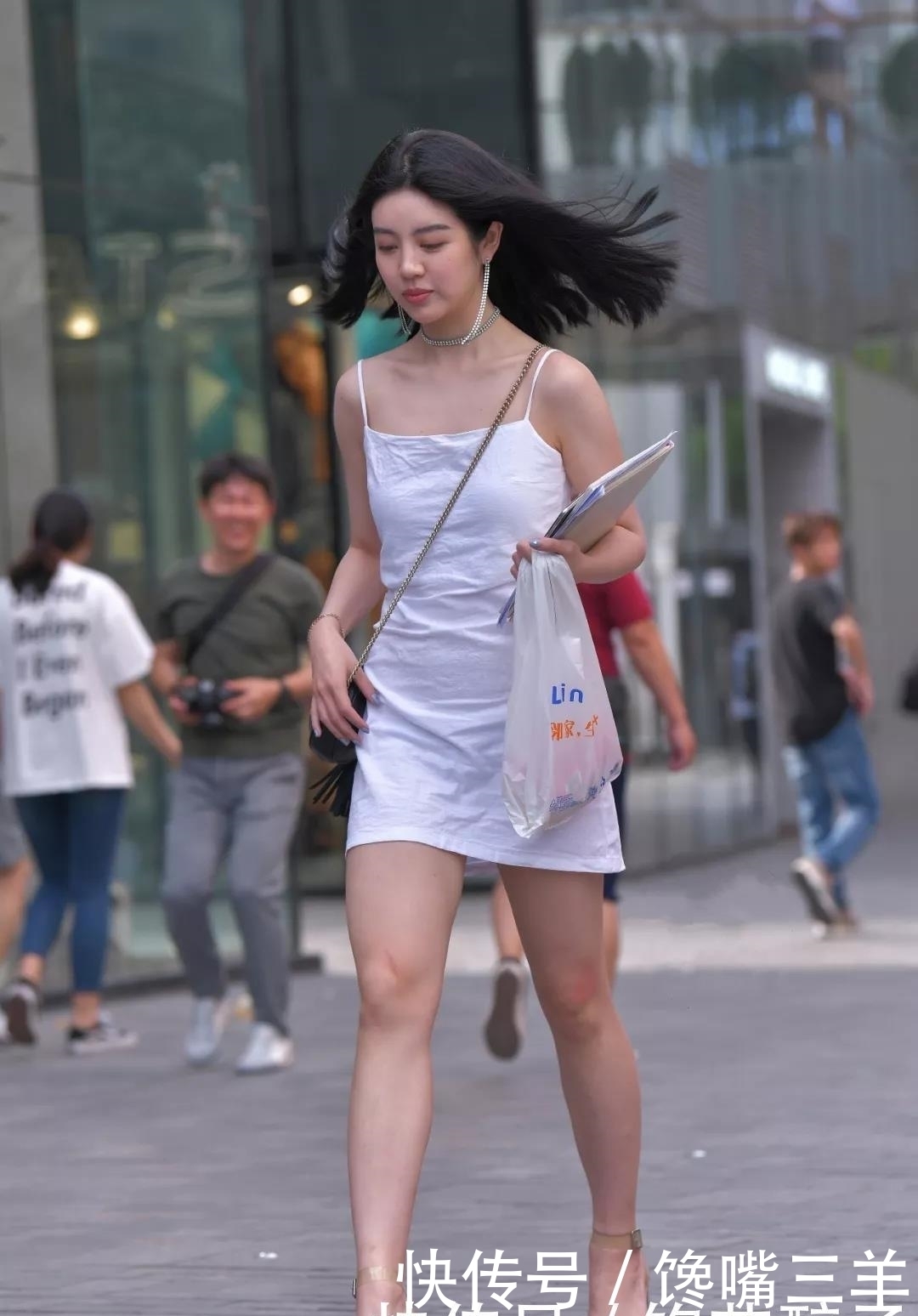 时尚|时尚街拍/大长腿的女孩,你的鞋子似有若无
