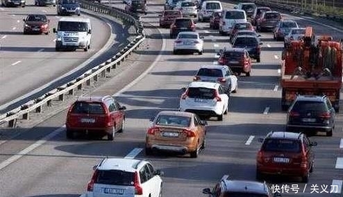  高速■跑高速怎样才能不超速？老司机：新手才犯这种错误，安全第一！