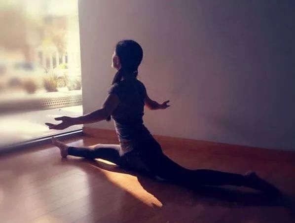 赵丽颖劈叉破怀孕传闻遭群嘲，网友:请参照谢娜、陈妍希