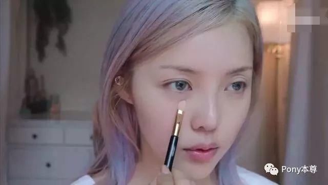 枫叶妆不再流行，跟着彩妆女王Pony画美人鱼才有的透明玻璃球妆!