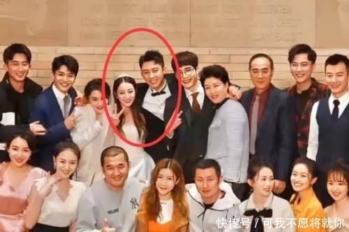 『网上』迪丽热巴“婚纱照”在网上一夜爆火,当看到她被搂在怀里时,我露出了姨母笑