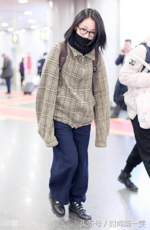 怎么土气怎么穿，43岁周迅现身机场丑出新高度！网友：大妈本人？