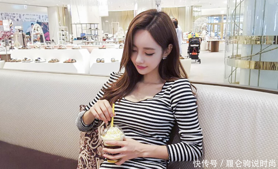 清新时尚的紧身裙美女，展现出完美的身材比例