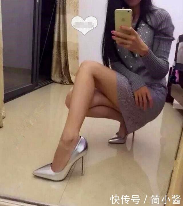 尖头细跟融入个性的拼接样式，不但彰显出时髦个性的造型感