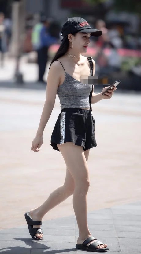 小姐姐穿着宽松的短裤，为什么总感觉少穿点什么