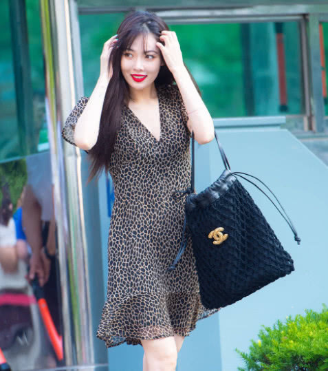 金泫雅上街遭偷拍，身穿豹纹裙大秀好身材，网友：不愧是性感女神