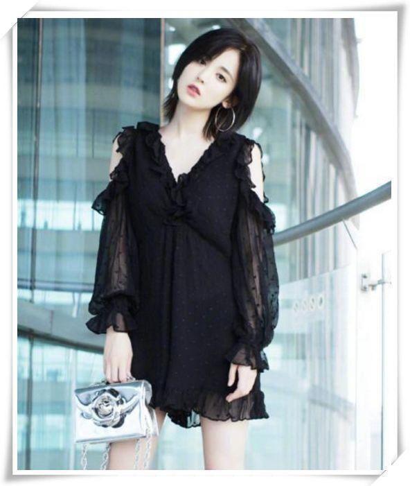 娜扎和关晓彤同穿小黑裙，网友：一个女人味美炸，一个像大妈丑哭