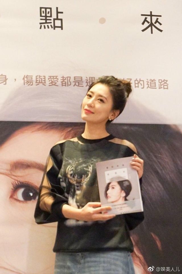 44岁贾静雯把牛仔裤拆成裙子，还两件衫缝一起穿，辣妈也疯狂