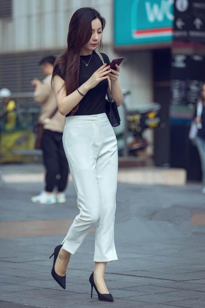 白色连衣裙搭配小高跟的美女，腿型真的好好看，性感迷人!