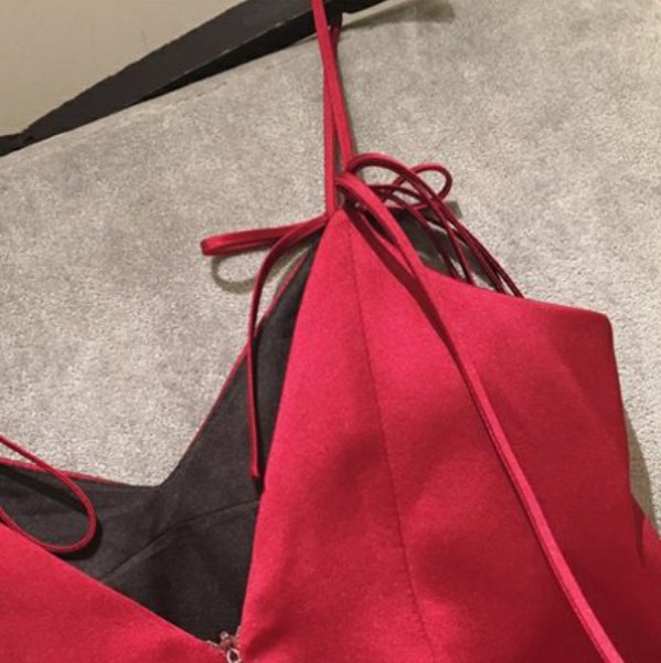 看到没?今夏最流行的“漏背裙”多迷人，柔嫩衬白美的令人心酥酥