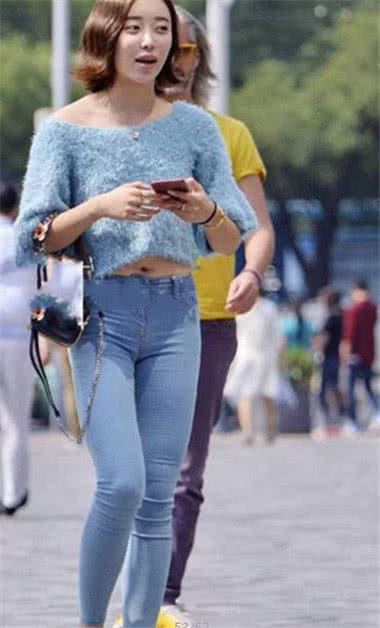 清新的小姐姐，浅蓝的紧身裤显出精健有力的曲线，感觉很清凉