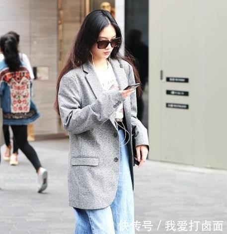 「粉色」街拍:绝色佳人的美女,一件粉色背心配牛仔裤,时尚魅力迷人气质