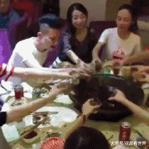  哥们@搞笑GIF同事聚餐，估计这哥们很难走出这个店门口了吧