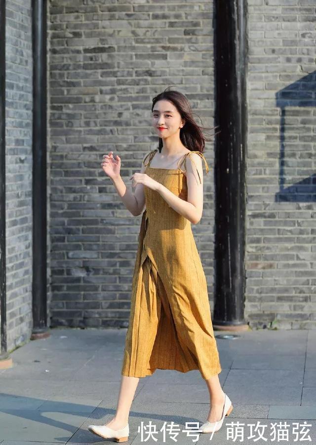  「身上穿着一」美女搭配一双尖头高跟鞋，展示出优雅的小腿部分，让她显高又显瘦