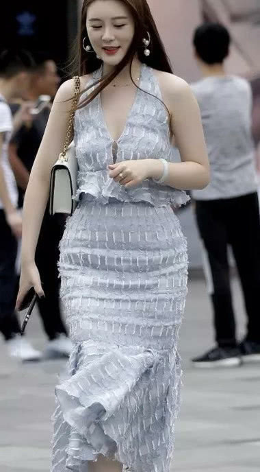 气质小姐姐穿搭银白的礼服尽显女王范儿，显得飘飘欲仙，网友：贵