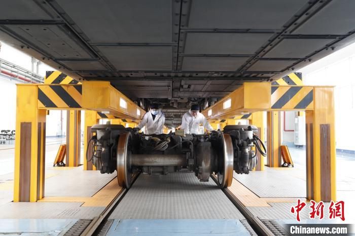  提前■西南最大动车“4S店”给动车组提前换上“新脚”备战春运