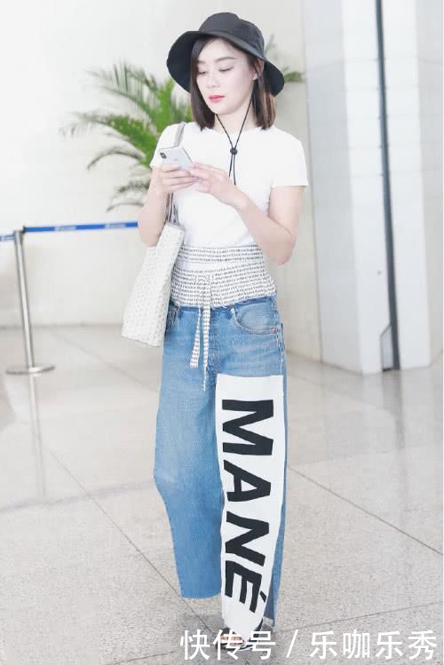 袁姗姗厉害了，为了秀腿牛仔裤两边剪开，网友：不如直接穿短裤