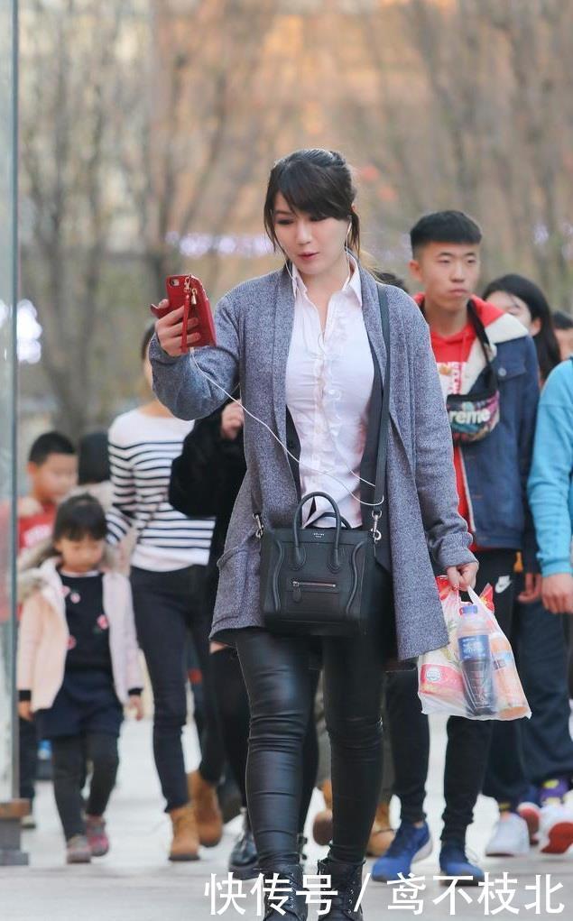  「俏丽」俏丽性感的美女街拍：清新甜美的小姐姐，展现时尚魅力