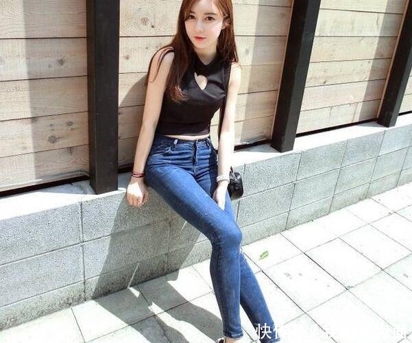 「美女」优雅十足的牛仔裤美女,展现青春活力!