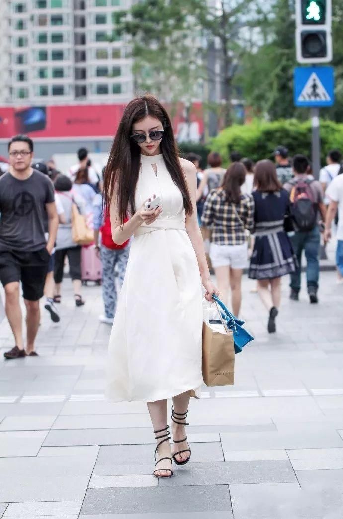 今夏流行的纯白连衣裙,随便搭配一双高跟鞋,穿出时尚小清新