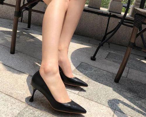 尖头细脚高跟鞋，穿出小女人的气息，看着让人十分着迷人！